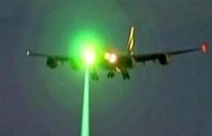 Phi công phản ánh các vụ chiếu đèn laser ảnh hưởng an toàn bay - Ảnh 1.