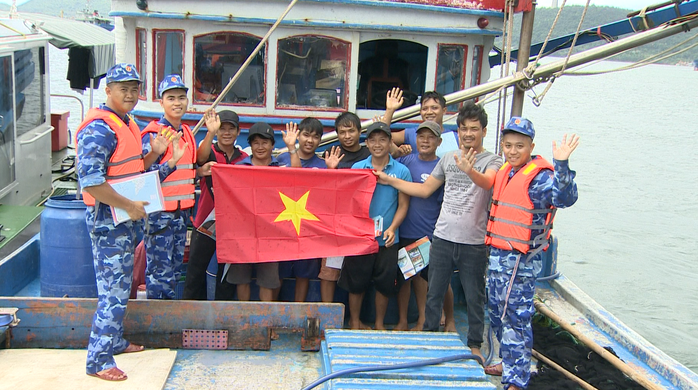 Cảnh sát biển trao cờ Tổ quốc và tổ chức các hoạt động vì vùng biển Tây Nam bền vững - Ảnh 2.