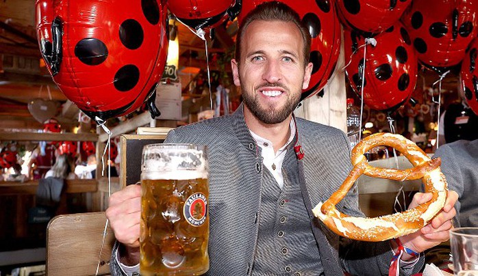 Bayern Munich vững ngôi đầu Bundesliga, các sao thoải mái ăn mừng Oktoberfest - Ảnh 5.