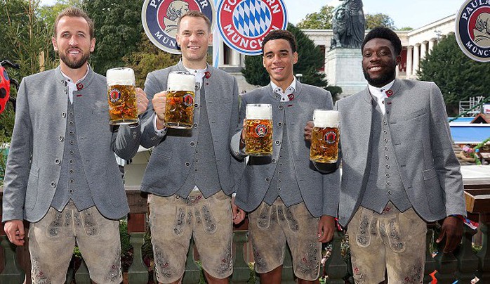 Bayern Munich vững ngôi đầu Bundesliga, các sao thoải mái ăn mừng Oktoberfest - Ảnh 1.