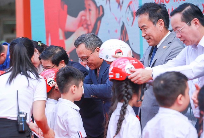 Honda Việt Nam tặng 2 triệu mũ bảo hiểm cho học sinh trên toàn quốc - Ảnh 1.