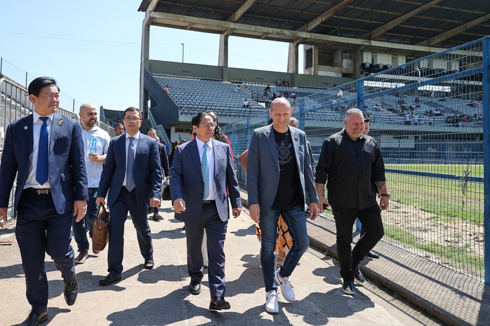 Thủ tướng đề nghị Brazil hỗ trợ Việt Nam phát triển nền bóng đá, thăm CLB Corinthians - Ảnh 1.