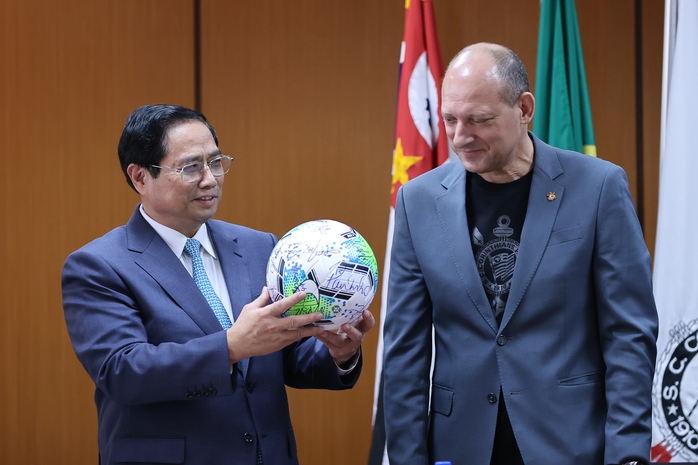 Thủ tướng đề nghị Brazil hỗ trợ Việt Nam phát triển nền bóng đá, thăm CLB Corinthians - Ảnh 4.