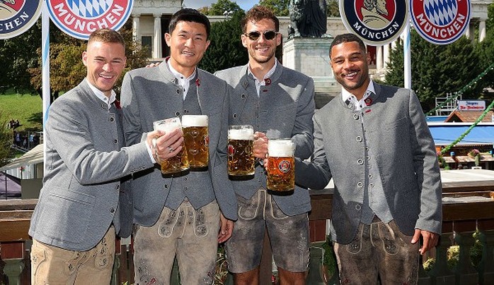 Bayern Munich vững ngôi đầu Bundesliga, các sao thoải mái ăn mừng Oktoberfest - Ảnh 2.