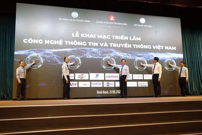 FPT trình diễn công nghệ lấy hạnh phúc của người dùng làm kim chỉ nam - Ảnh 1. FPT trình diễn công nghệ lấy hạnh phúc của người dùng làm kim chỉ nam - Ảnh 1.