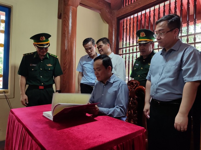 Phó Thủ tướng Trần Lưu Quang thăm cửa khẩu Bắc Luân, viếng liệt sĩ tại Pò Hèn - Ảnh 3.