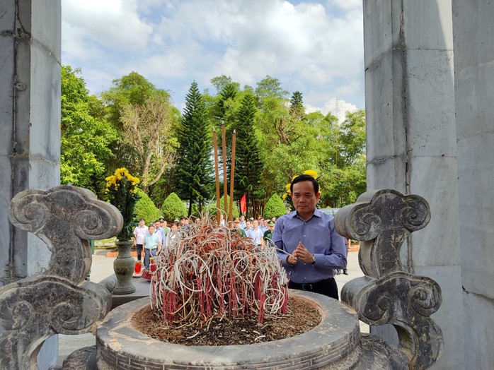 Phó Thủ tướng Trần Lưu Quang thăm cửa khẩu Bắc Luân, viếng liệt sĩ tại Pò Hèn - Ảnh 2.