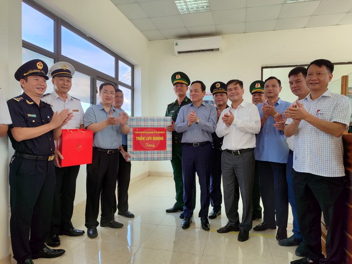Phó Thủ tướng Trần Lưu Quang thăm cửa khẩu Bắc Luân, viếng liệt sĩ tại Pò Hèn - Ảnh 1.