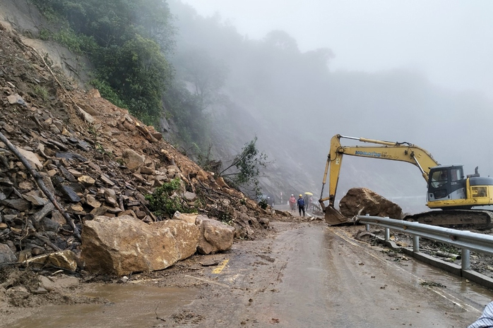 Mưa lớn gây nhiều thiệt hại tại các tỉnh miền Trung - Ảnh 1. Mưa lớn gây nhiều thiệt hại tại các tỉnh miền Trung - Ảnh 1.