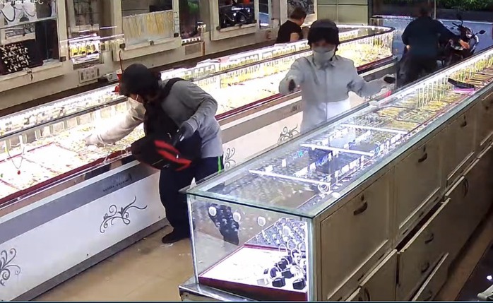Vụ cướp tiệm vàng ở Cam Ranh: Công an truy tìm 12 mẫu trang sức, xe máy  - Ảnh 5.