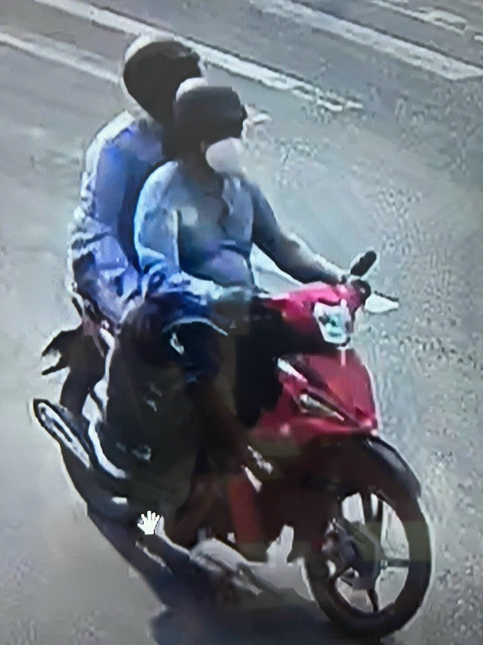 Vụ cướp tiệm vàng ở Cam Ranh: Công an truy tìm 12 mẫu trang sức, xe máy  - Ảnh 6.