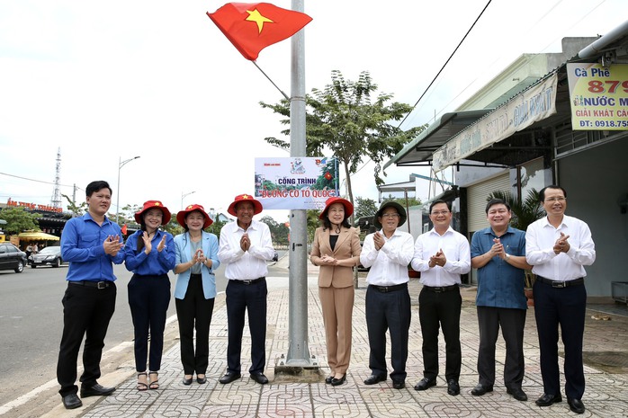 Đẹp lung linh Đường cờ Tổ quốc ở TP Đồng Xoài- Bình Phước - Ảnh 4.