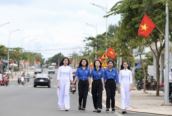 Đẹp lung linh Đường cờ Tổ quốc ở TP Đồng Xoài- Bình Phước - Ảnh 8.