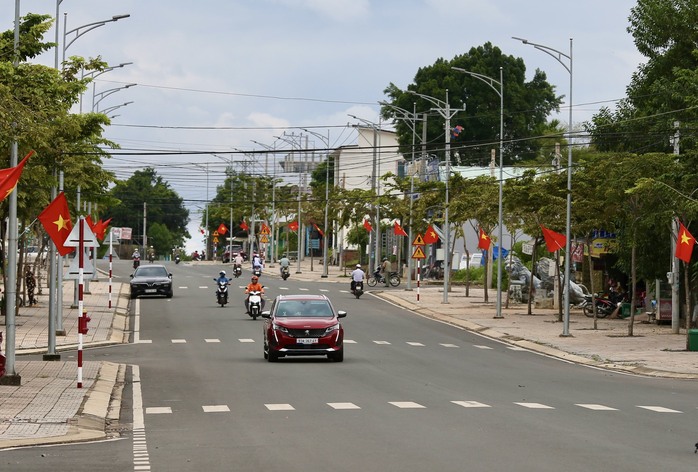 Đẹp lung linh Đường cờ Tổ quốc ở TP Đồng Xoài- Bình Phước - Ảnh 7.