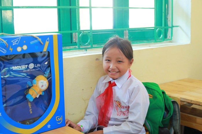 Bảo Việt Nhân thọ trao 6.000 chiếc balo cho trẻ em có hoàn cảnh khó khăn - Ảnh 1.