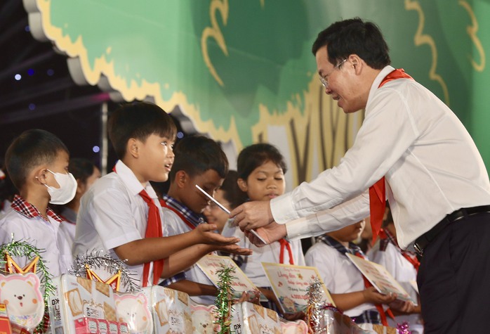 Chủ tịch nước dự Đêm hội Trăng rằm ở Bình Phước - Ảnh 2.
