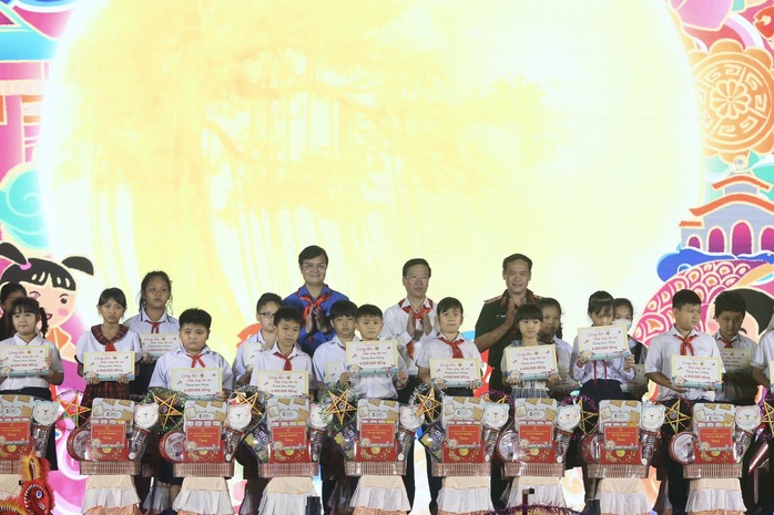 Chủ tịch nước dự Đêm hội Trăng rằm ở Bình Phước - Ảnh 4.