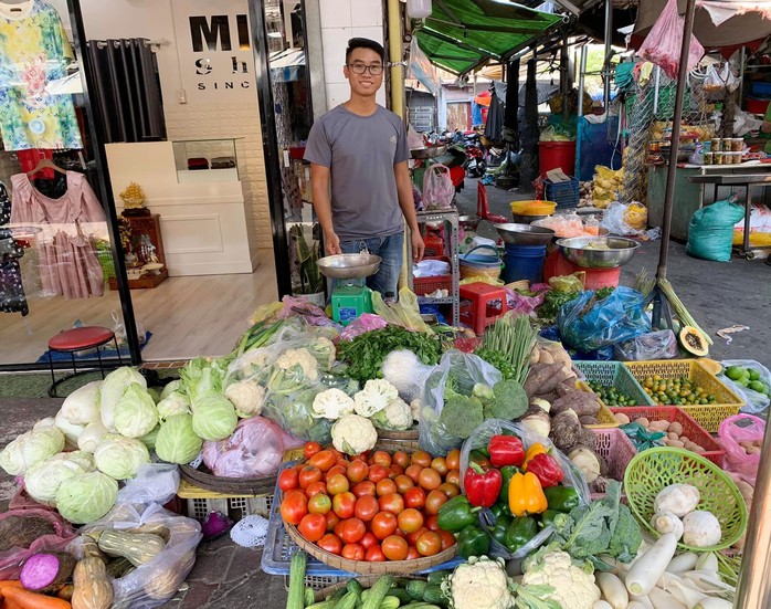 Anh bán rau lái xe cứu thương miễn phí - Ảnh 1.