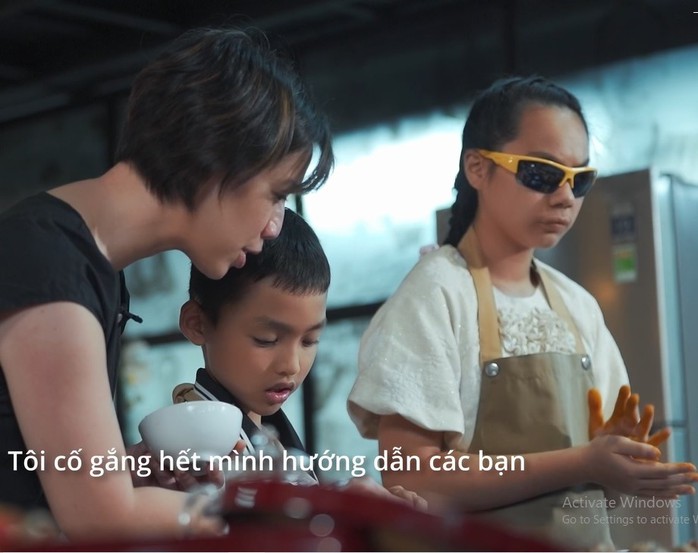 CLIP: Vua đầu bếp Mỹ Christine Hà hướng dẫn trẻ em khiếm thị làm bánh Trung thu - Ảnh 1.