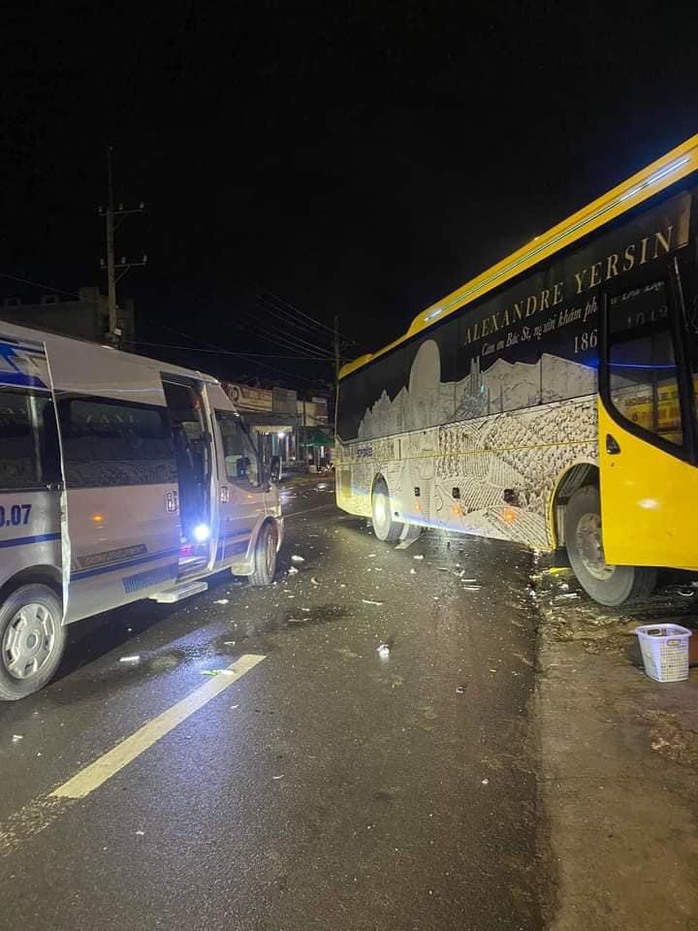 NÓNG: Xe khách Thành Bưởi và ô tô 16 chỗ tông nhau, 4 người chết, nhiều người bị thương - Ảnh 2.