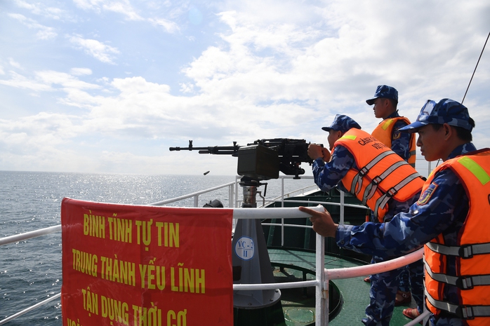 Bộ Tư lệnh Vùng Cảnh sát biển 2 diễn tập, bắn đạn thật trên biển - Ảnh 3.