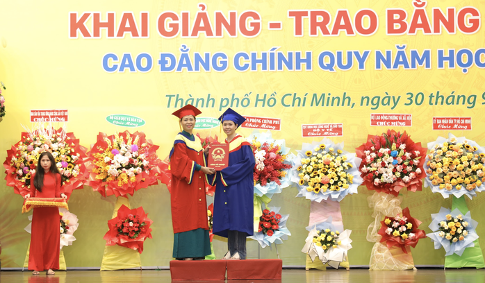 Trao 65 suất học bổng cho tân sinh viên có hoàn cảnh khó khăn - Ảnh 1.