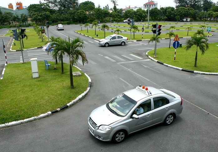 Đề xuất hạ tiêu chuẩn giáo viên dạy lái xe ôtô - Ảnh 1.