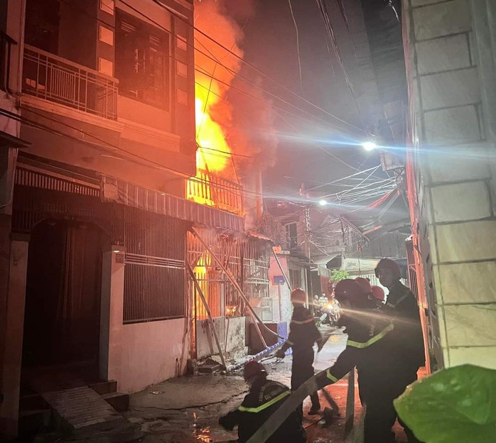 Cảnh sát cứu 6 người bị mắc kẹt trong căn nhà bốc cháy - Ảnh 1.