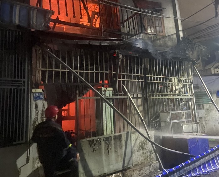 Cảnh sát cứu 6 người bị mắc kẹt trong căn nhà bốc cháy - Ảnh 2.