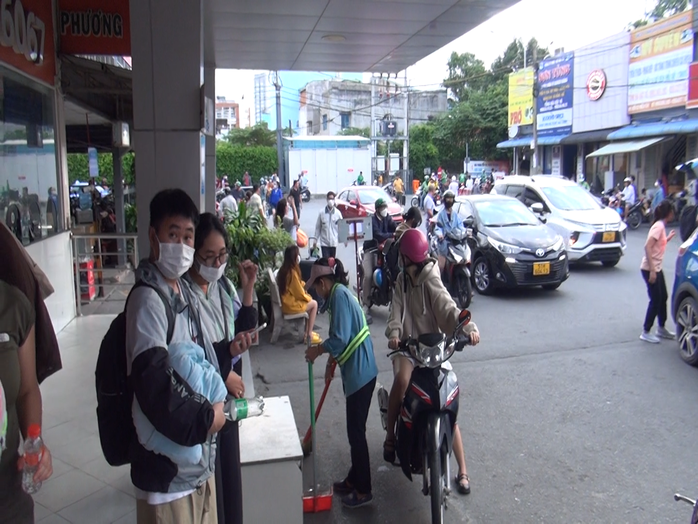 Người dân trở lại TP HCM sau lễ: Sân bay và bến xe thưa thớt, cửa ngõ đông xe - Ảnh 5.