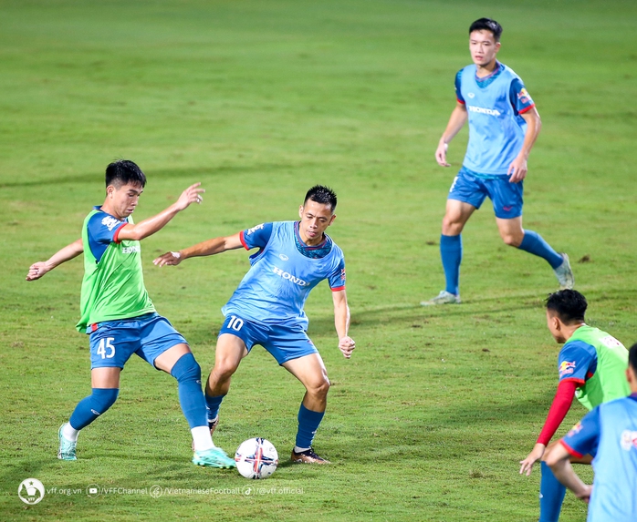 Trở về từ Hàn Quốc, Văn Toàn háo hức tập luyện cùng tuyển Việt Nam - Ảnh 1.