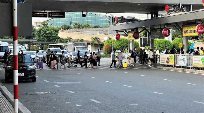 Người dân trở lại TP HCM sau lễ: Sân bay và bến xe thưa thớt, cửa ngõ đông xe - Ảnh 8.