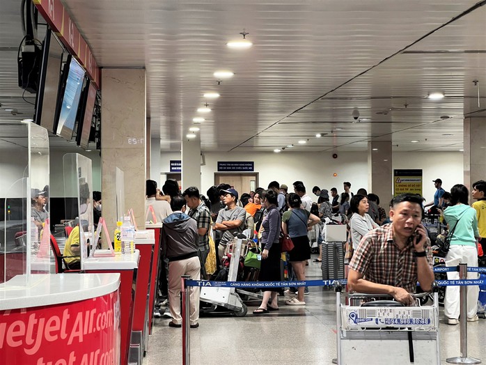 Người dân trở lại TP HCM sau lễ: Sân bay và bến xe thưa thớt, cửa ngõ đông xe - Ảnh 7.