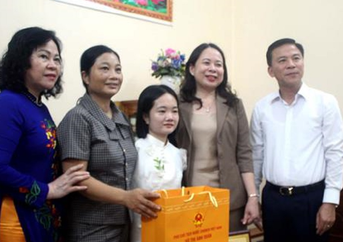 Phó Chủ tịch nước Võ Thị Ánh Xuân thăm cô giáo không tay - Ảnh 1.