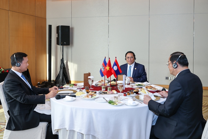 Thủ tướng Phạm Minh Chính ăn sáng, làm việc với Thủ tướng Lào và Thủ tướng Campuchia - Ảnh 3.