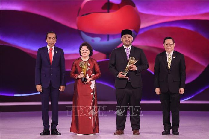 Tổng thống Indonesia trao Giải thưởng ASEAN 2023 cho doanh nhân Nguyễn Thị Tuyết Minh - Ảnh 1.
