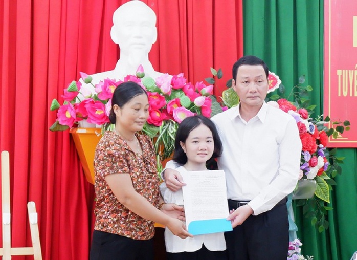 Phó Chủ tịch nước Võ Thị Ánh Xuân thăm cô giáo không tay - Ảnh 3.