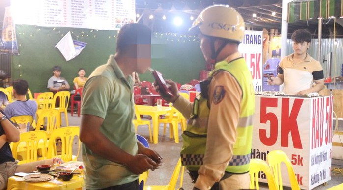Bị nhắc nhở, người đàn ông ở Đà Nẵng bất ngờ hành hung CSGT  - Ảnh 1.
