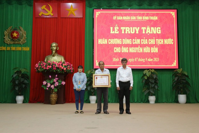 Truy tặng Huân chương dũng cảm cho người lao vào đám cháy cứu người ở Phan Thiết - Ảnh 1.