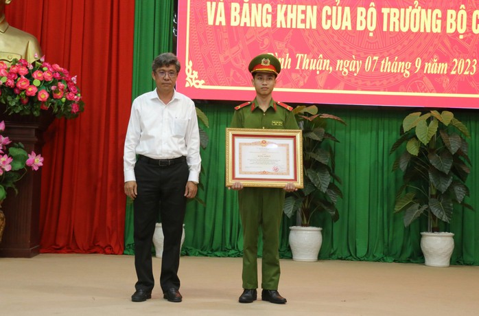 Truy tặng Huân chương dũng cảm cho người lao vào đám cháy cứu người ở Phan Thiết - Ảnh 2.