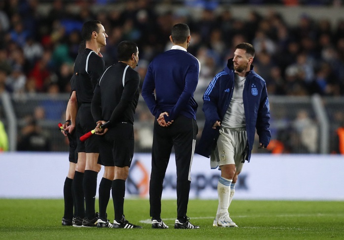 Messi đá phạt thành bàn từ hơn 21 m, Argentina thắng sát nút tại vòng loại World Cup - Ảnh 5.