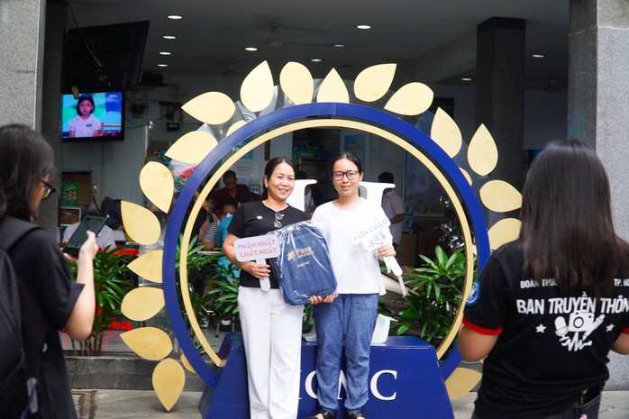 Cả gia đình cùng tân sinh viên đến trường ngày nhập học - Ảnh 3. Cả gia đình cùng tân tỷ lệ cá cược kèo nhà cái viên đến trường ngày nhập học - Ảnh 3.