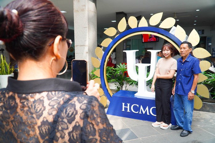 Cả gia đình cùng tân sinh viên đến trường ngày nhập học - Ảnh 5. Cả gia đình cùng tân tỷ lệ cá cược kèo nhà cái viên đến trường ngày nhập học - Ảnh 5.