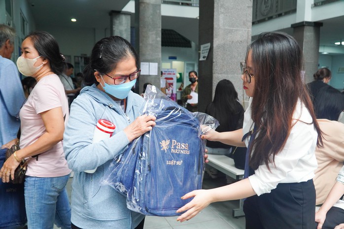 Cả gia đình cùng tân sinh viên đến trường ngày nhập học - Ảnh 7. Cả gia đình cùng tân tỷ lệ cá cược kèo nhà cái viên đến trường ngày nhập học - Ảnh 7.