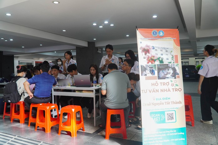 Cả gia đình cùng tân sinh viên đến trường ngày nhập học - Ảnh 8. Cả gia đình cùng tân tỷ lệ cá cược kèo nhà cái viên đến trường ngày nhập học - Ảnh 8.