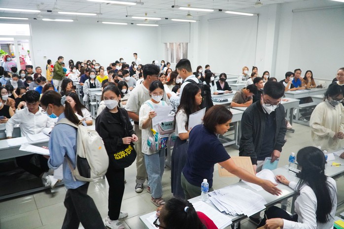 Cả gia đình cùng tân sinh viên đến trường ngày nhập học - Ảnh 1. Cả gia đình cùng tân tỷ lệ cá cược kèo nhà cái viên đến trường ngày nhập học - Ảnh 1.