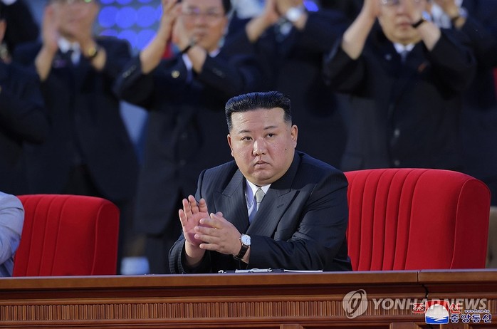 Nhà lãnh đạo Triều Tiên xuất hiện cùng con gái trong lễ duyệt binh - Ảnh 1.