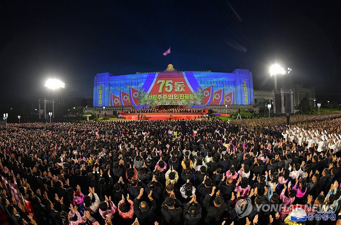 Nhà lãnh đạo Triều Tiên xuất hiện cùng con gái trong lễ duyệt binh - Ảnh 2.