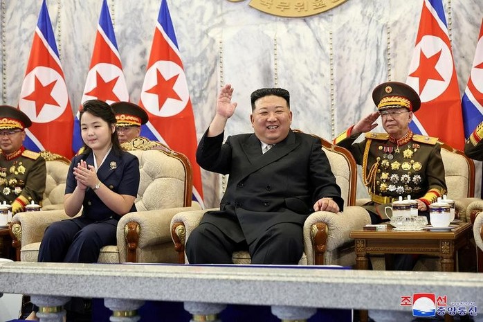Nhà lãnh đạo Triều Tiên xuất hiện cùng con gái trong lễ duyệt binh - Ảnh 4.