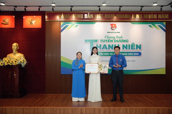 Hoa hậu Nguyễn Thanh Hà nhận bằng khen "Thanh niên tiêu biểu TP HCM 2023"
- Ảnh 4. Hoa hậu Nguyễn Thanh Hà nhận bằng khen "Thanh niên tiêu biểu TP HCM 2023"
- Ảnh 4.